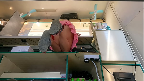 Ngentot, Lihat Aja Cewek Sialan Ini Dari Bawah Rok Pas Lagi Nunduk Di Meja, Bikin Kontol Tegang.