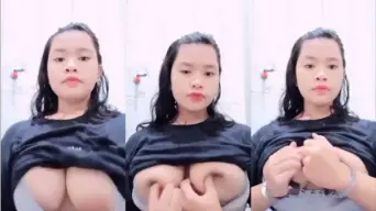 Abg Uting Coklat Lagi Mainin Toket Sendiri Sampe Basah.