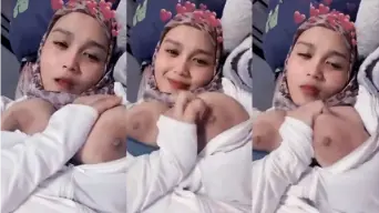 Hijab Tobrut Cantik Minta Diremas-remas Toketnya Sambil Digoyang-goyang.