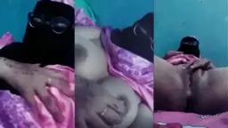 Ibu Guru Ngaji Lagi Sangean, Jari Mungilnya Sibuk Colmek Di Bawah Mukena.