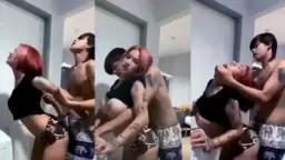 Ngentot Berdiri, Pasangan Mesum Saling Ngeres Sambil Main Basah-basahan.