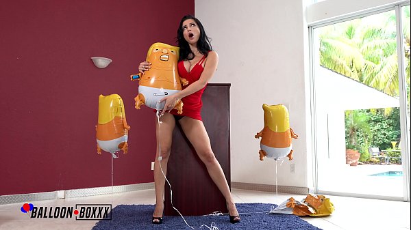 Ngentot Gila, Crystal Rush Monyet Bareng Balon Trump Sambil Merem Melek