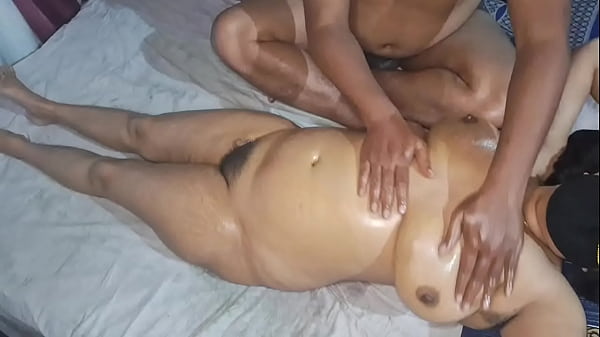 Desi Bhabhi Bugil Dijilat Sampai Muncrat Pas Pijit