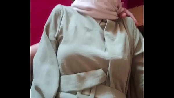 Saudari Tiri Berhijab Digebukin Pas Lebaran, Makin Nikmat Makin Basah.