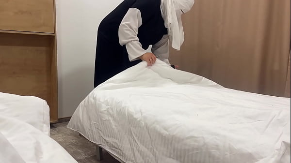 Pembantu Arab Menggoda Tamu Hotel Di Kamar Dengan Memek Sempitnya